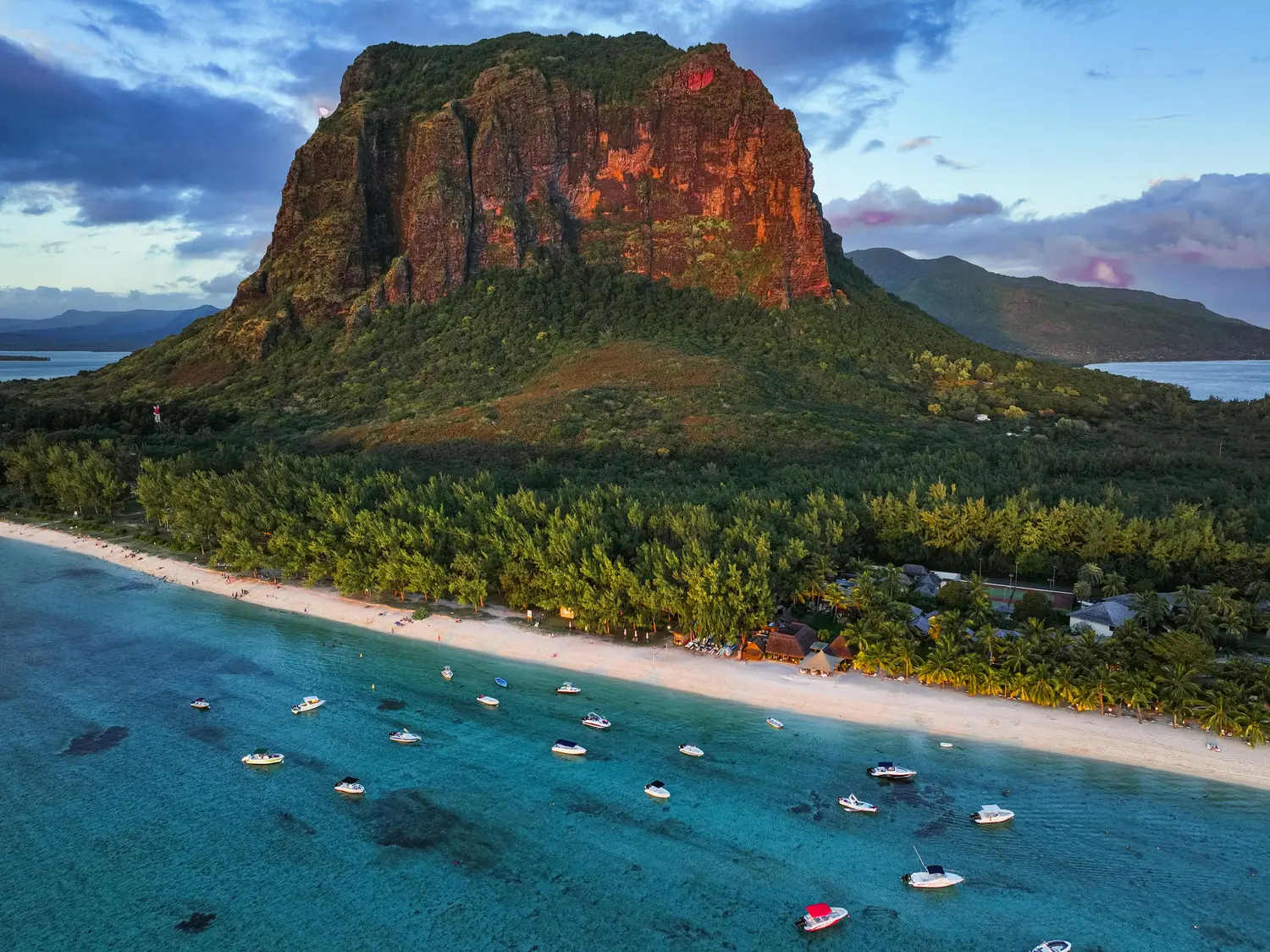 Le Morne Brabant dominant le littoral mauricien
